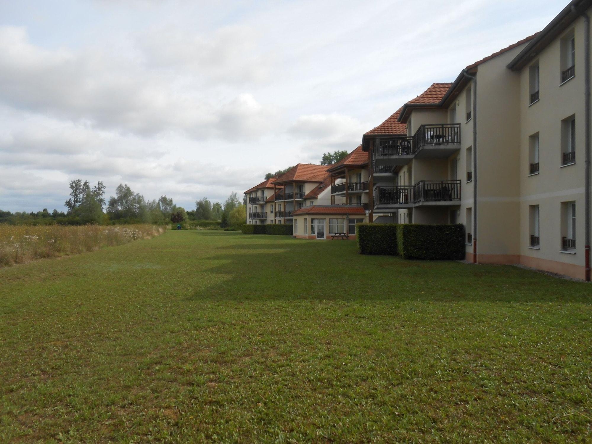 Residence Vtf Les Allees Du Green Levernois Exteriör bild