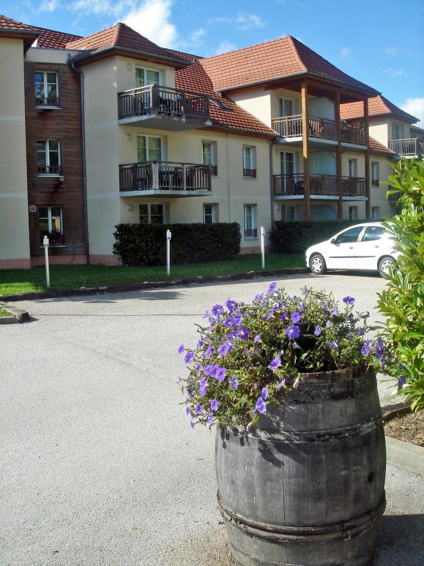 Residence Vtf Les Allees Du Green Levernois Exteriör bild