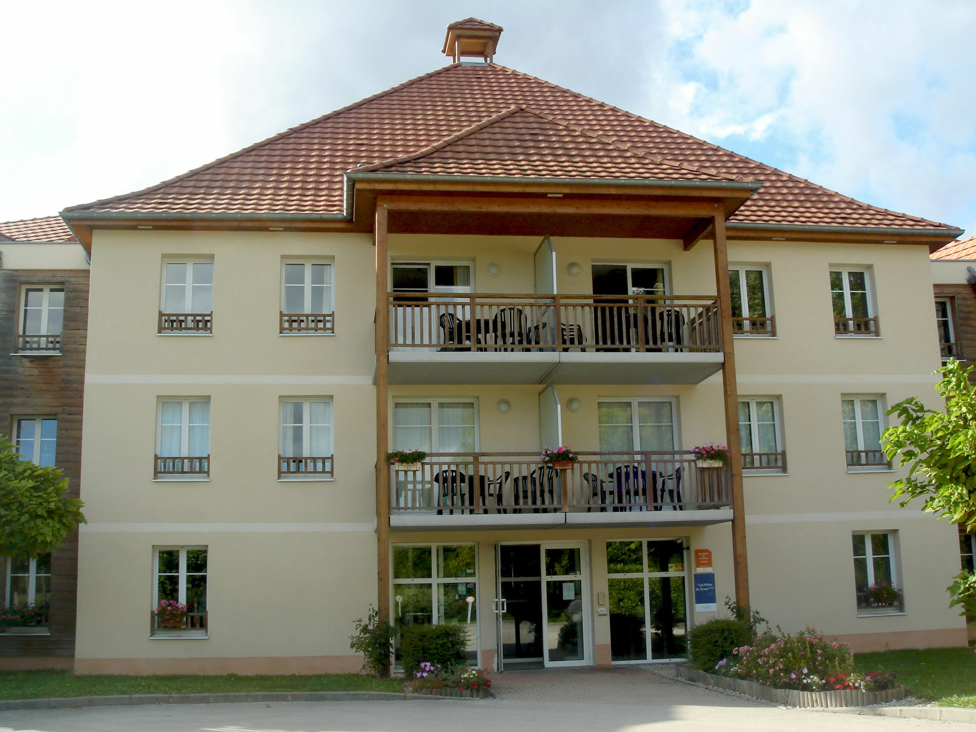 Residence Vtf Les Allees Du Green Levernois Exteriör bild