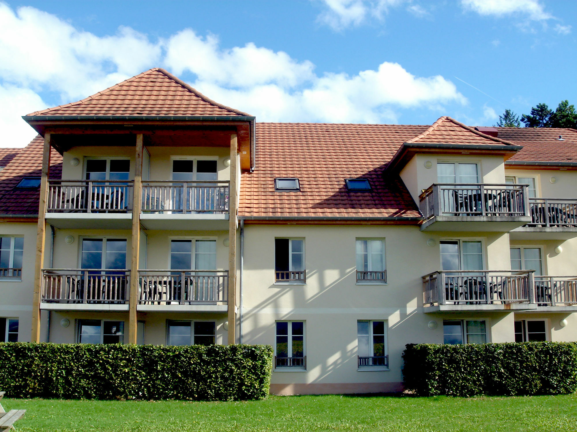 Residence Vtf Les Allees Du Green Levernois Exteriör bild